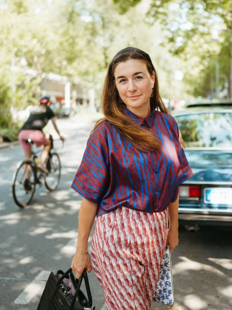 Stylistin Janine Dudenhöffer steht vor einem Auto in Berlin