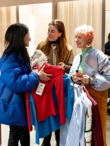 Janine Dudenhöffer bei der Beratung einer Kundin im Personal Shopping
