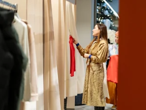 Janine Dudenhöffer mit rotem Pullover in der Beratung Personal Shopping im Laden